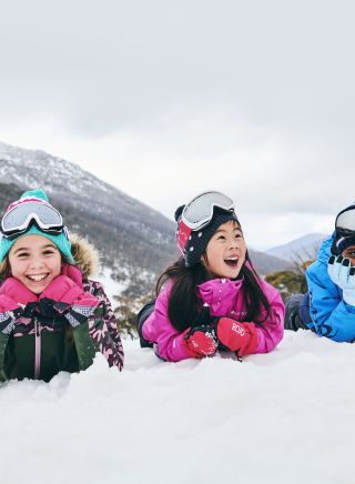 孩子們在大雪山（Snowy Mountains）的斯瑞德伯（Thredbo）享受雪中歡樂的一天