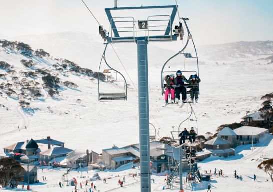 滑雪者們乘坐雪山大雪山（Snowy Mountains）夏洛特山口(Charlotte Pass)滑雪場的纜車。