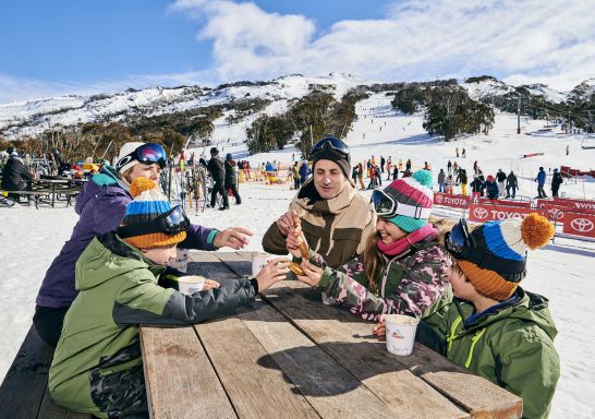 一家人在大雪山（Snowy Mountains）的斯瑞德伯（Thredbo）滑雪勝地喝著熱巧克力取暖