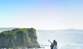 一對夫婦在風景優美的米納穆拉岬角拍照，俯瞰仰光島、凱阿瑪（Kiama）海岸步道、南岸（South Coast）