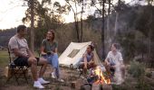 一家人在下麥克唐納的霍克斯布里河（Hawkesbury River）的帳篷旁享受篝火晚會
