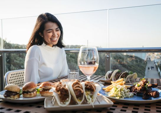 Merewether Surfhouse 酒吧和餐廳提供食物和飲料