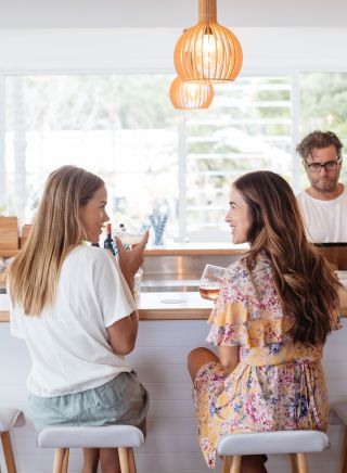 中央海岸阿沃卡海灘 (Avoca Beach）阿沃卡衝浪屋，女士們正在享用飲品