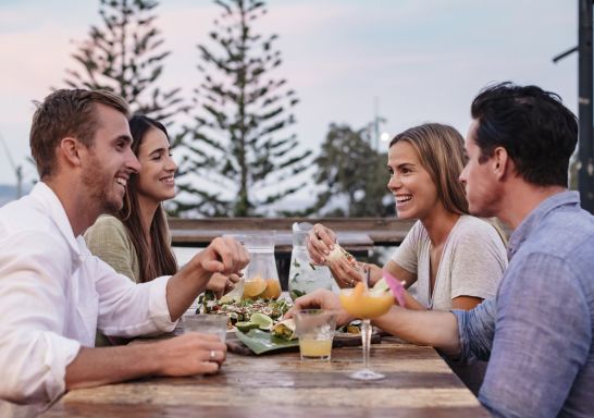 朋友們在中央海岸高士福（Gosford）特里格爾（Terrigal）的Mumbo Jumbos Beachhouse 享用美食和飲品