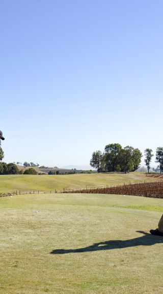 在獵人谷（Hunter Valley）波高爾賓盛橡柏樹湖度假酒店 (Oaks Cypress Lakes Resort - 波科賓（Pokolbin） - Hunter Valley)打高爾夫球