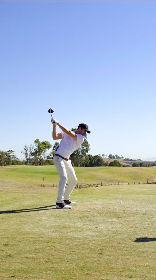 在獵人谷（Hunter Valley）波高爾賓盛橡柏樹湖度假酒店 (Oaks Cypress Lakes Resort - 波科賓（Pokolbin） - Hunter Valley)打高爾夫球