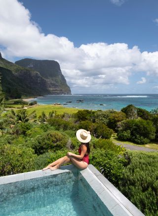 一名女子在豪勳爵島（Lord Howe Island）卡佩拉旅館的游泳池裡玩耍