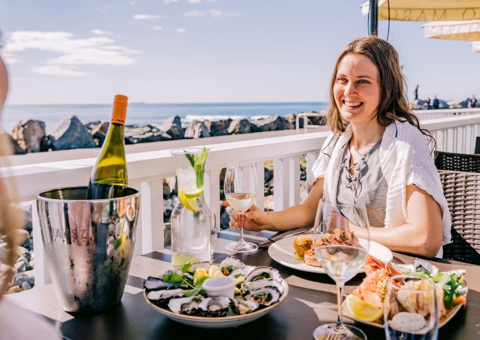 考夫斯港 (Coffs Harbour)Latitude 30 朋友們在考夫斯港 (Coffs Harbour)Latitude 30 餐廳享用美食和飲品