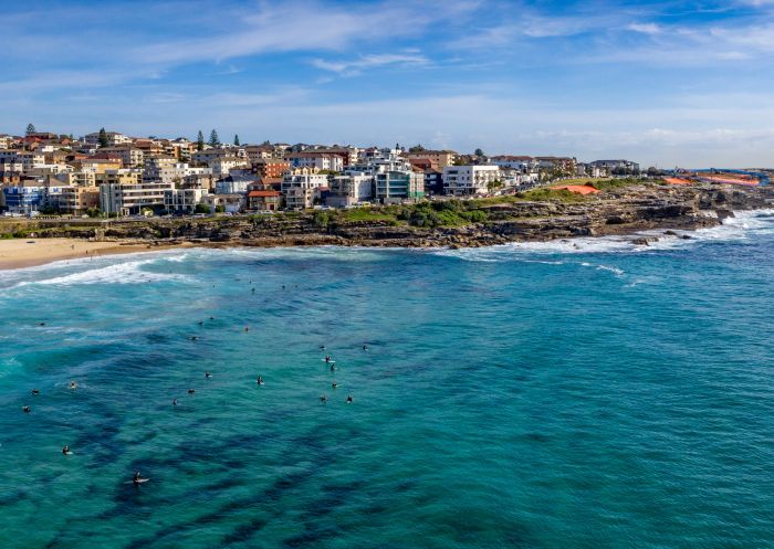衝浪者在馬魯布拉海灘 (Maroubra) 等待下一波浪潮