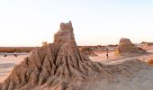 一名男子正在拍攝蒙哥國家公園（Mungo National Park）的中國長城
