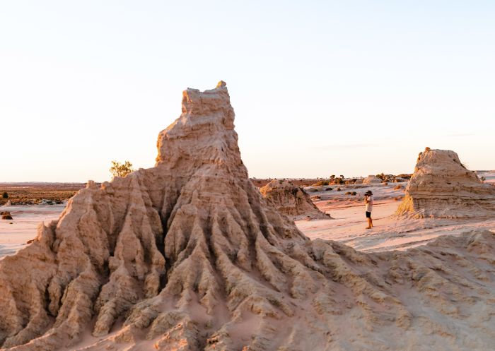 蒙哥國家公園(Mungo National Park),蒙哥馬利 - 圖片來源:Tyson Mayr 一名男子正在拍攝蒙哥國家公園(Mungo National Park)的中國長城