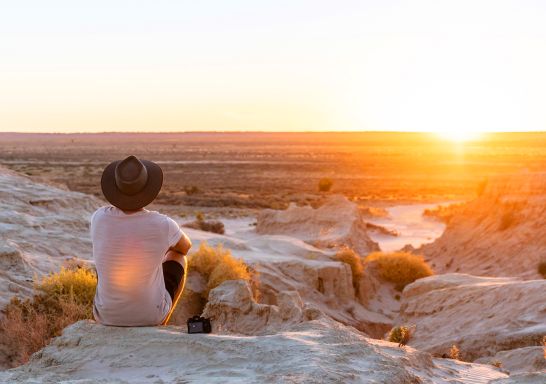 一名男子在蒙哥國家公園（Mungo National Park）的中國長城觀看日落 - 蒙哥馬利 -新南威爾士州內陸