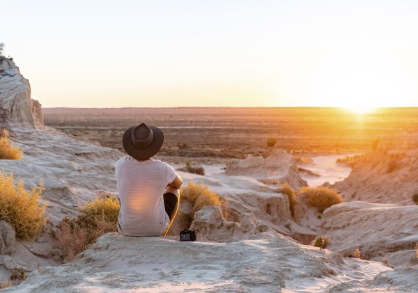 一名男子在蒙哥國家公園（Mungo National Park）的中國長城觀賞日落