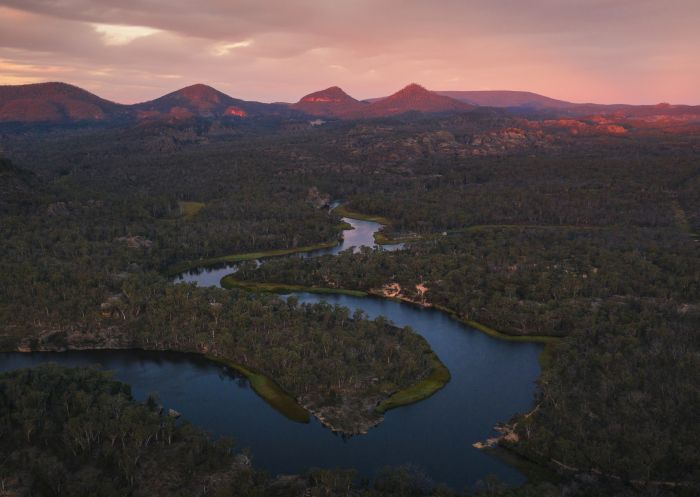 沃勒米國家公園,馬奇(Mudgee) 瓦勒邁國家公園 (Wollemi National Park) 卡奇貢河 (Cudgegong River) 上的日落,馬奇(Mudgee)