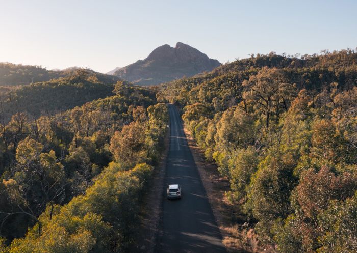 沿著風景優美的道路駛入沃倫邦格爾國家公園 (Warrumbungle National Park)，欣賞貝盧格里裂岩 (Belougery Split Rock) 的美景。