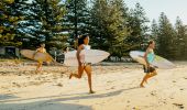 朋友們在南德拉斯 NRMA Murramarang 海濱度假勝地奔向海浪