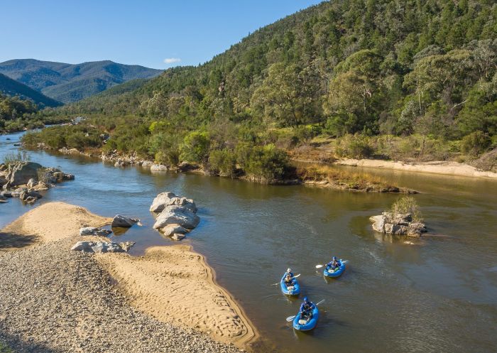 高山河流探險,Numeralla 空中俯瞰遊客在 Numeralla 的 Alpine River Adventures 享受帶導遊的皮划艇之旅