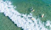 拜倫灣 (Byron Bay）靈魂衝浪學校主海灘的衝浪者