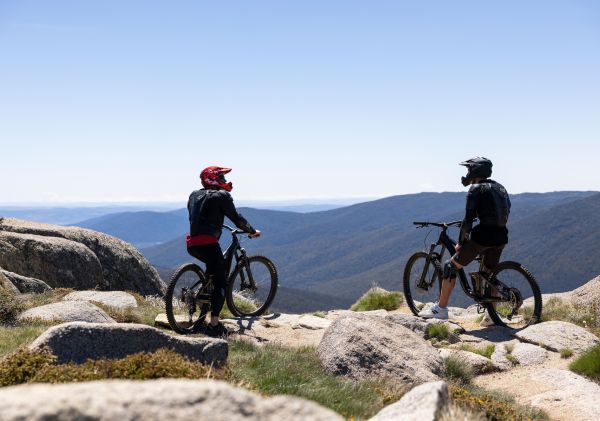 人們喜歡山地自行車運動， 斯瑞德伯（Thredbo）山地自行車公園，大雪山（Snowy Mountains）