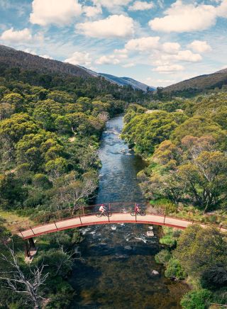 享受騎行，斯瑞德伯（Thredbo）谷，大雪山（Snowy Mountains）