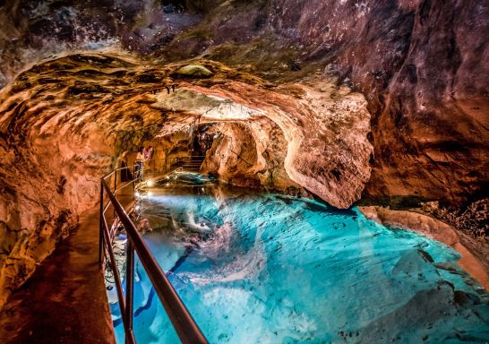 標誌性的珍羅蘭山洞（Jenolan Caves）內的河洞倒影池 - 圖片來源：Timeless Creations -珍羅蘭山洞（Jenolan Caves）保護區信託
