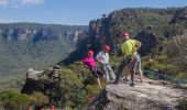  團隊在卡頓巴（Katoomba）澳大利亞登山學校享受繩索下降體驗