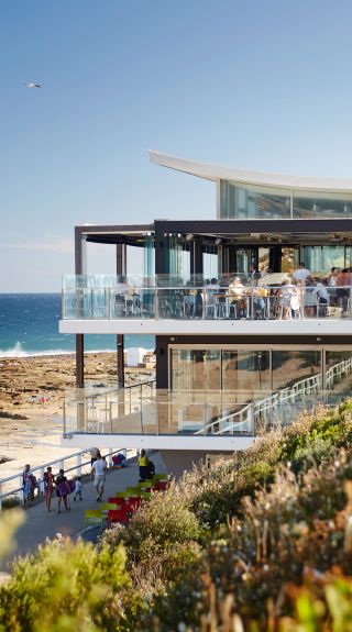 人們在紐卡素（Newcastle）的Merewether Surfhouse 一邊欣賞海景一邊享用美食和飲品