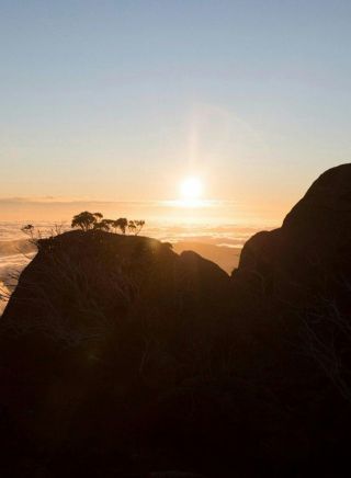 健行者在歌斯高山國家公園（Kosciuszko National Park）欣賞美麗的日落，科修斯科