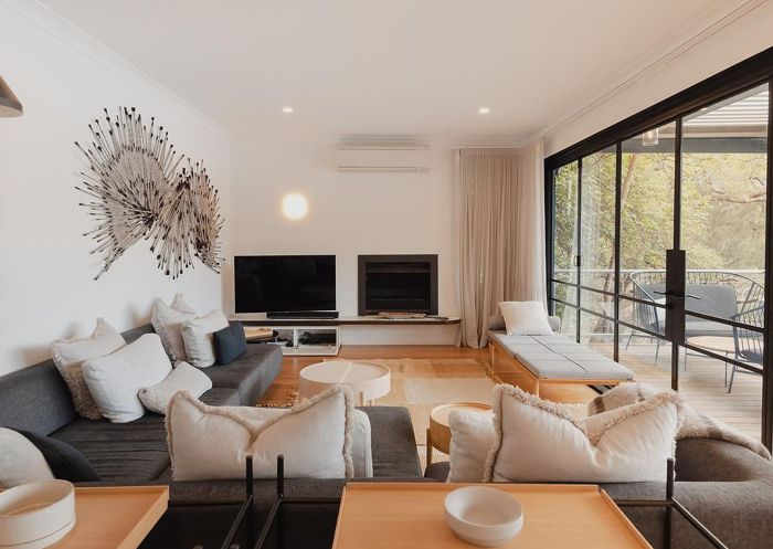 貝羅拉沃特斯 (Berowra Waters) 卡拉巴什灣旅館 (Calabash Bay Lodge) 帶壁爐的客廳