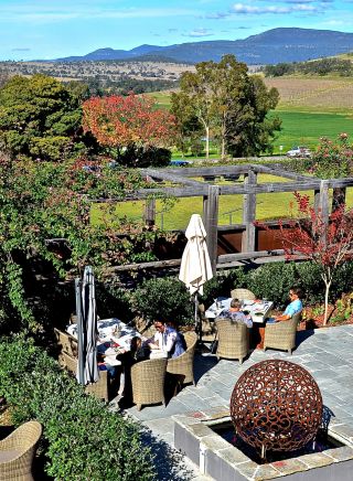 人們在辛格頓的 Hollydene 辛格頓（Singleton） Wines and Vines 餐廳享用當地美食和葡萄酒