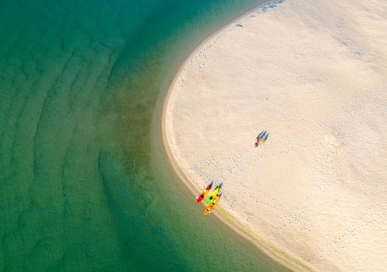 搭乘 Jetbuzz Watersports 皮划艇前往麥克湖的沙島